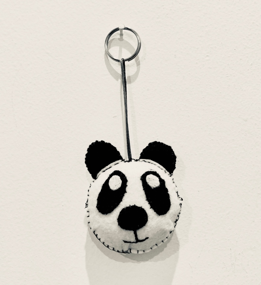 Make a felt panda keychain / Haz un llavero de fieltro de panda